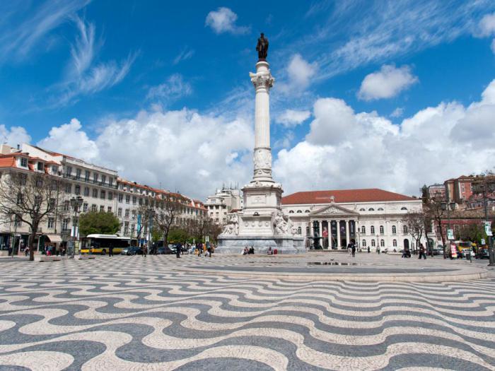 Витиеватые узоры плитки в Лиссабоне 