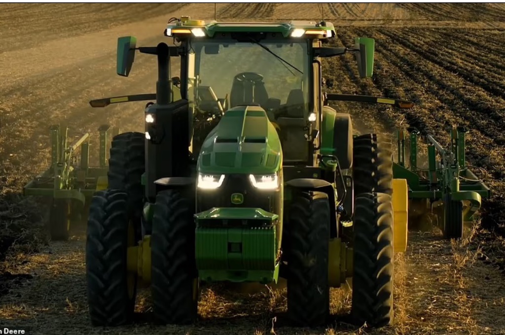 Будущее сельского хозяйства: первый беспилотный трактор, которым фермер может управлять со смартфона