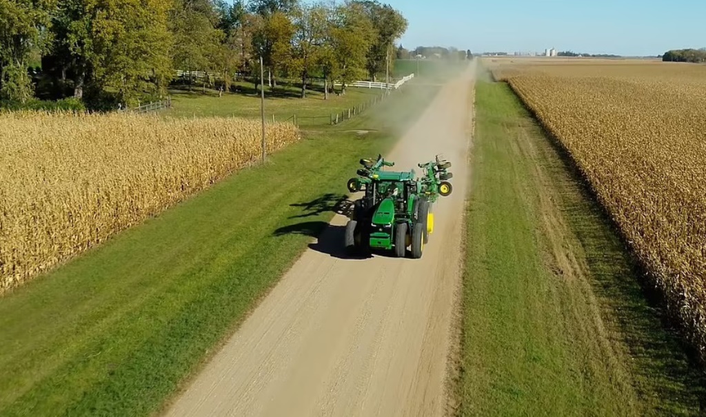 Будущее сельского хозяйства: первый беспилотный трактор, которым фермер может управлять со смартфона