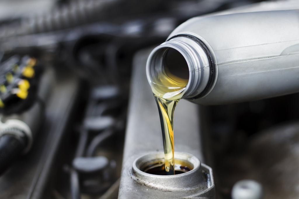 Двигатель автомобиля «жрет» масло: почему увеличился расход смазочного материала