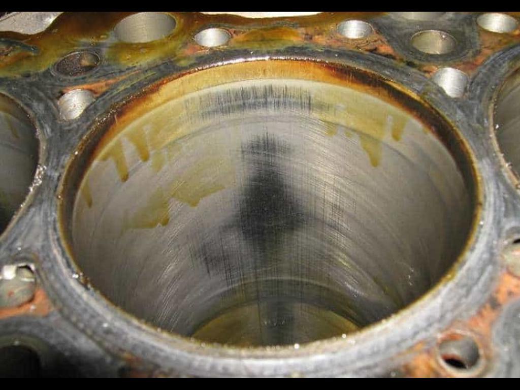 Двигатель автомобиля «жрет» масло: почему увеличился расход смазочного материала