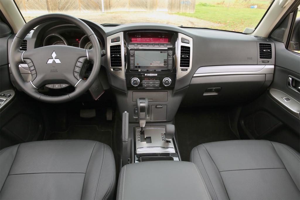 "Пятый" Mitsubishi Pajero: внешность напоминает Land Rover