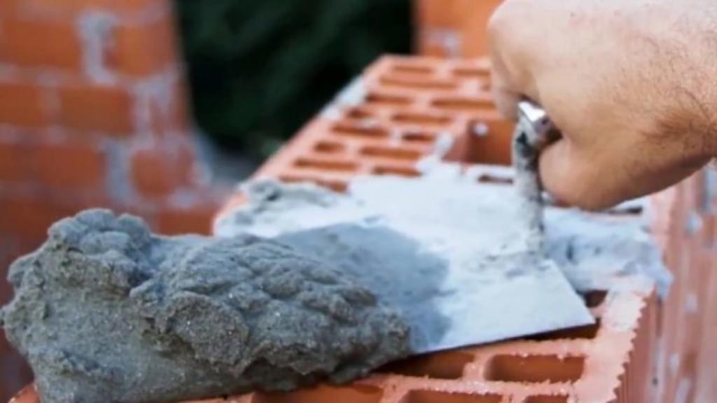 Строим дачный домик сами: как сделать качественный цементный раствор для кирпича