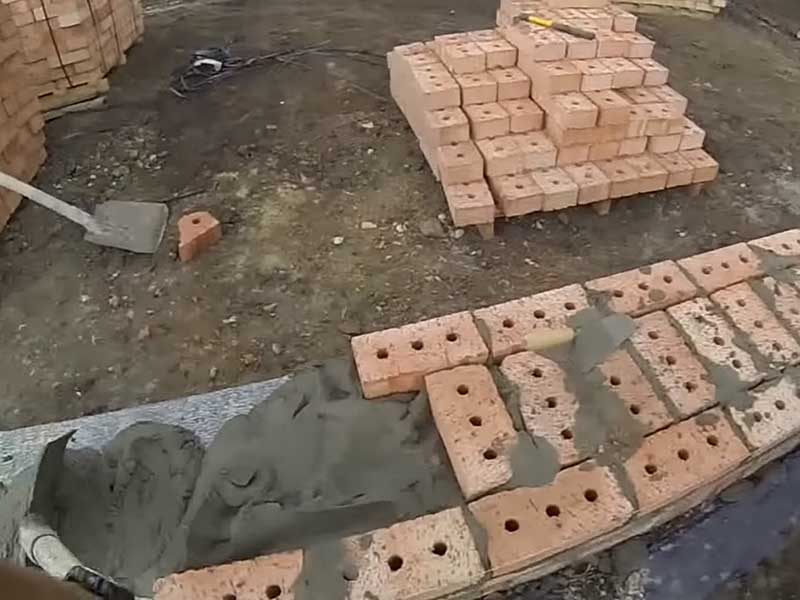 Строим дачу своими руками: как укладывать первые кирпичи или блоки на бетонный фундамент с гидроизоляцией