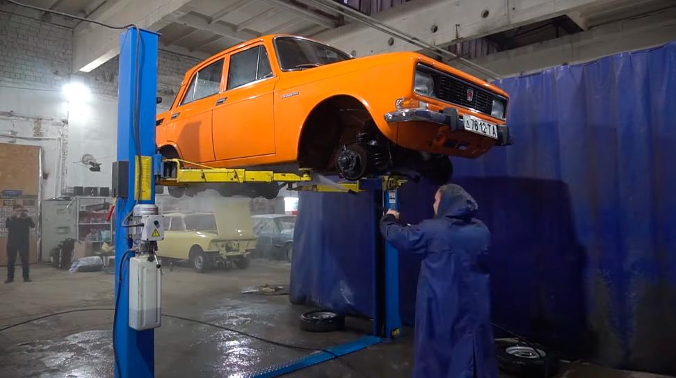 Свыше 40 лет новый автомобиль стоял в гараже: под Тамбовом обнаружена "капсула времени" - "Москвич-2140"