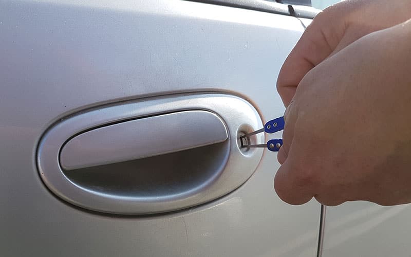 Существует несколько решений: как открыть заблокированное авто с ключами внутри