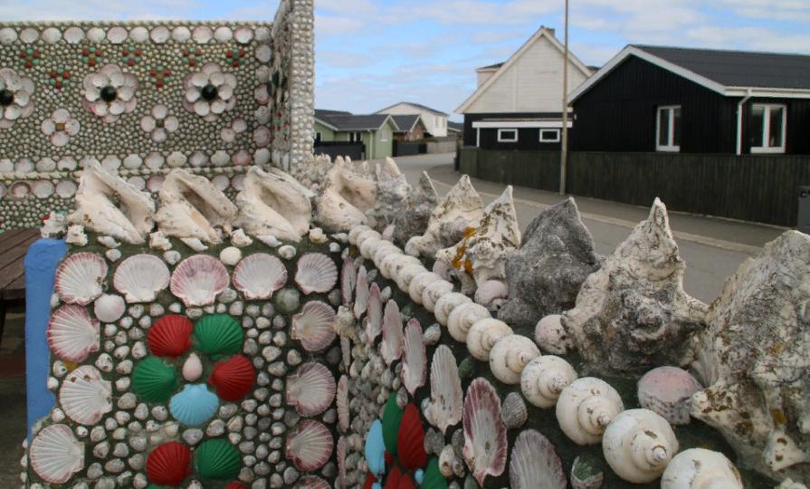 Дворец улитки: рыбак из Дании за 25 лет построил дом из раковин в подарок жене