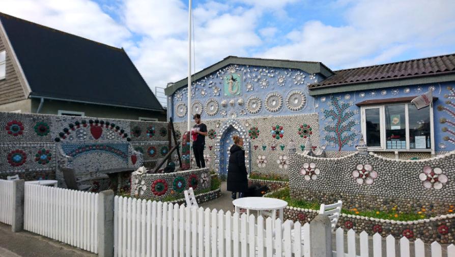 Дворец улитки: рыбак из Дании за 25 лет построил дом из раковин в подарок жене