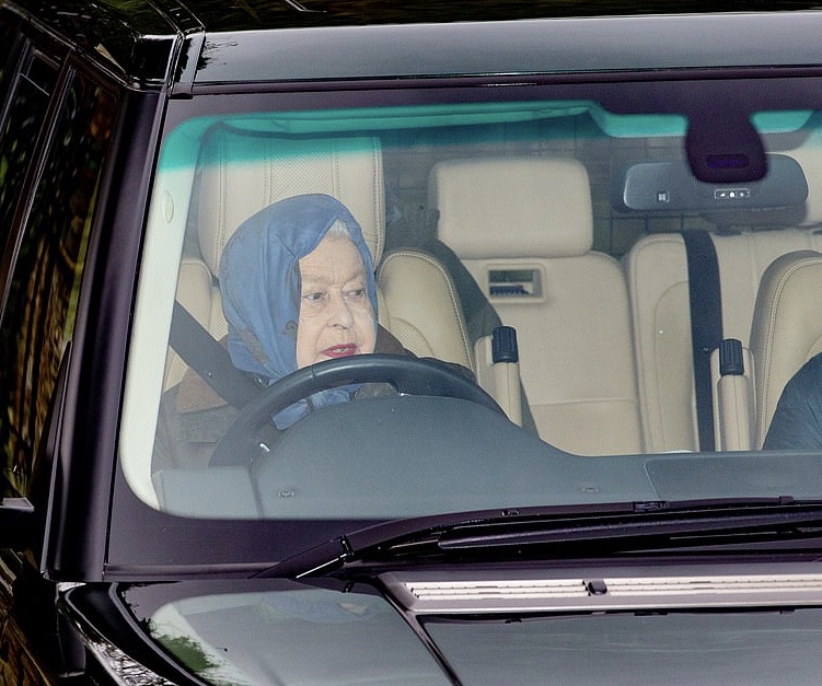 Продано с аукциона: водительское удостоверение королевы Британии Елизаветы II купили за 7,8 тысячи $