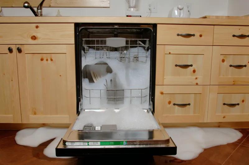 Что делать, если посудомоечная машина не сливает воду: распространенные .