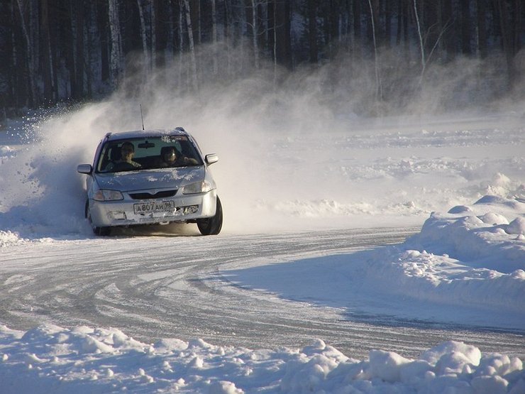 Как себя вести человеку за рулём, когда его автомобиль заносит на зимнем шоссе