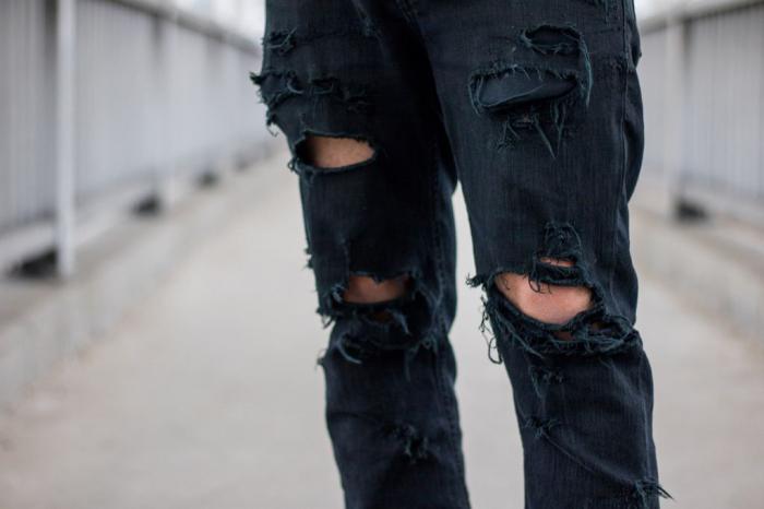 Небрежные джинсы