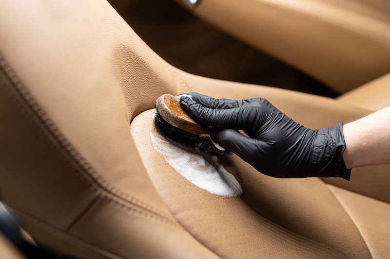 Как ухаживать за кожаным салоном автомобиля: правила очистки и защиты в зависимости от вида материала