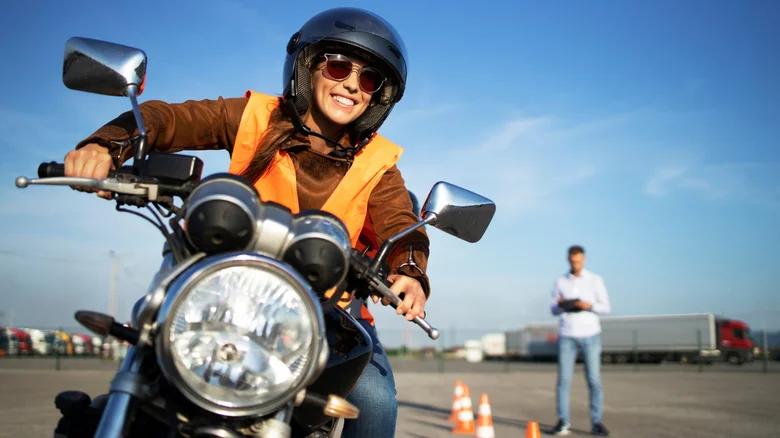 Шлем, обувь, встречный ветер и дорожное покрытие: советы для начинающих мотоциклистов, которые помогут безопасно водить байк