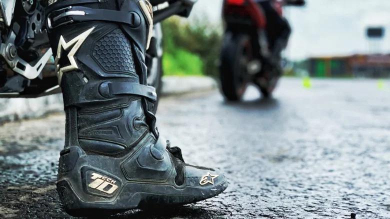Шлем, обувь, встречный ветер и дорожное покрытие: советы для начинающих мотоциклистов, которые помогут безопасно водить байк