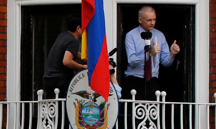 Выступлений Ассанжа с балкона посольства Эквадора с нетерпением ждут поклонники