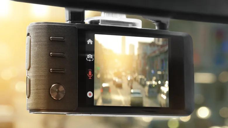 Как правильно выбрать видеорегистратор для своего автомобиля: правила и ошибки