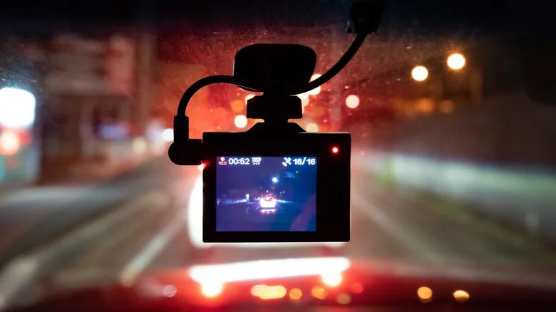 Как правильно выбрать видеорегистратор для своего автомобиля: правила и ошибки