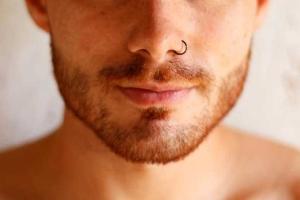 Пирсинг в носу для мужчин - современный элемент личного стиля
