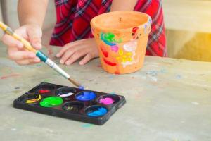 Отвлекаем детей от смартфонов и раскрашиваем вместе цветочные горшки: способы и идеи