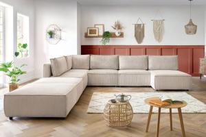 Панорамный диван - тренд-2024: особенности самой функциональной мебели года