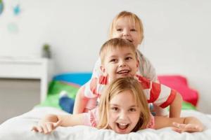 Четкие границы и общие игрушки - главное правило: пять советов по повышению автономии детей, живущих в одной комнате