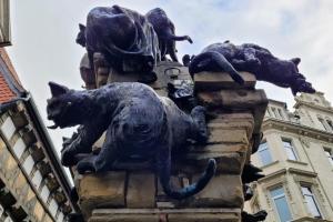 «Кошачья драка»: необычный памятник 1981 года подчеркивает историческое присутствие котов в немецком Брауншвейге