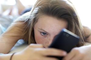 Желание обрести свободу: почему дети блокируют родителей в соцсетях и как реагировать на это