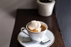 Почти как глясе, только лучше: секреты приготовления аффогато - десерта с кофе и мороженым