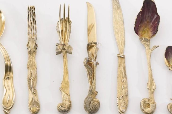 Сальвадор Дали создал сюрреалистическую коллекцию столовых приборов и даже кулинарную книгу