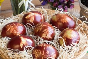 Украсьте яйца растениями и натуральными красителями на Пасху