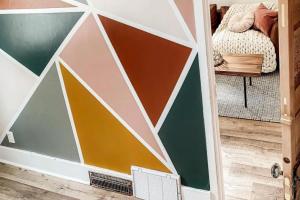 Геометрический узор - свежий интерьерный хит: как использовать тренд для стен своего дома