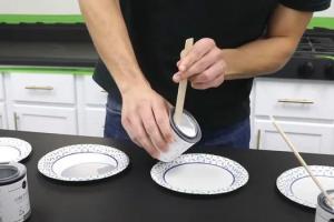 От краски до цемента: бюджетные способы обновить кухонную столешницу из ламината без ее замены