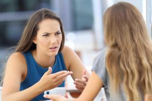 Доминирование в разговорах: привычки, по которым люди вас могут недолюбливать