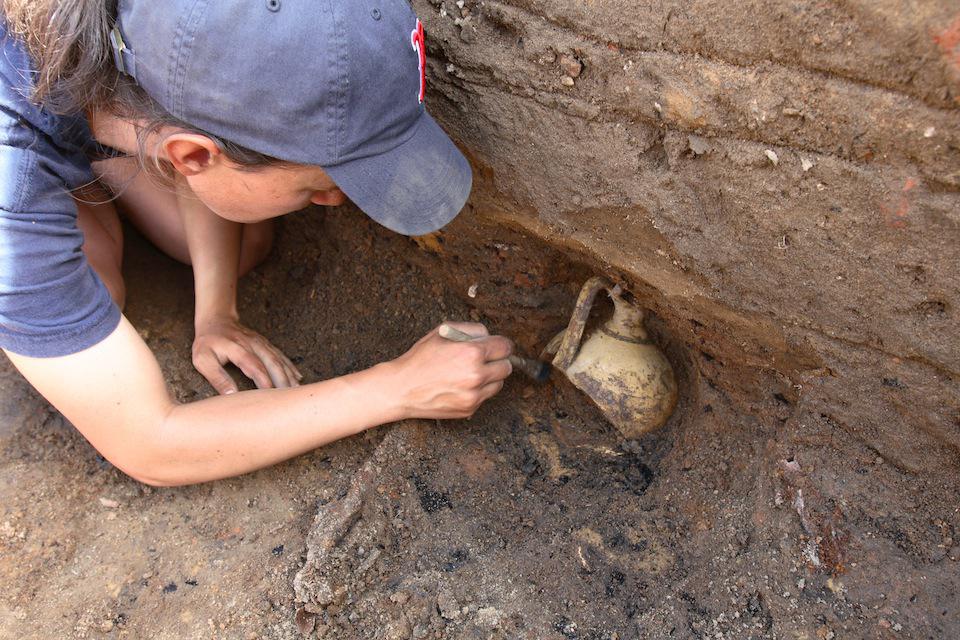 Археолог на раскопках