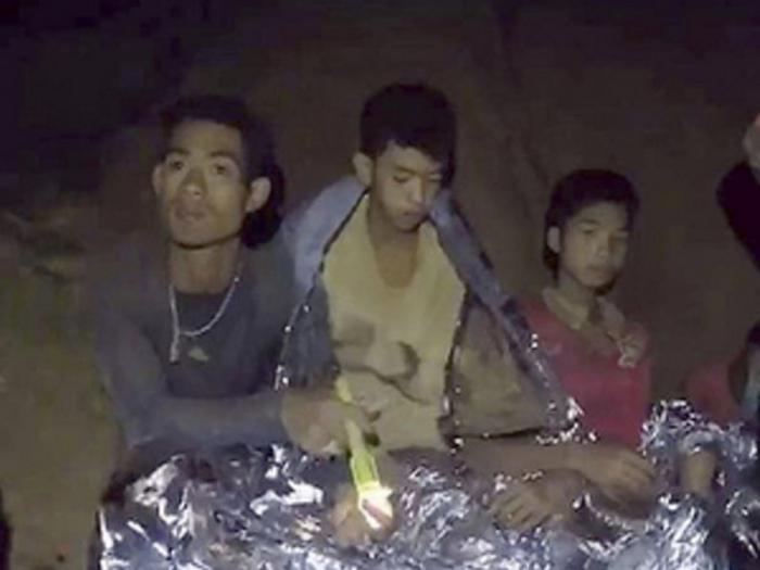 Дождь затопил пещеру с детьми в Таиланде