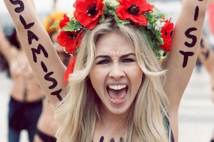 Femen - топлес, но в венках