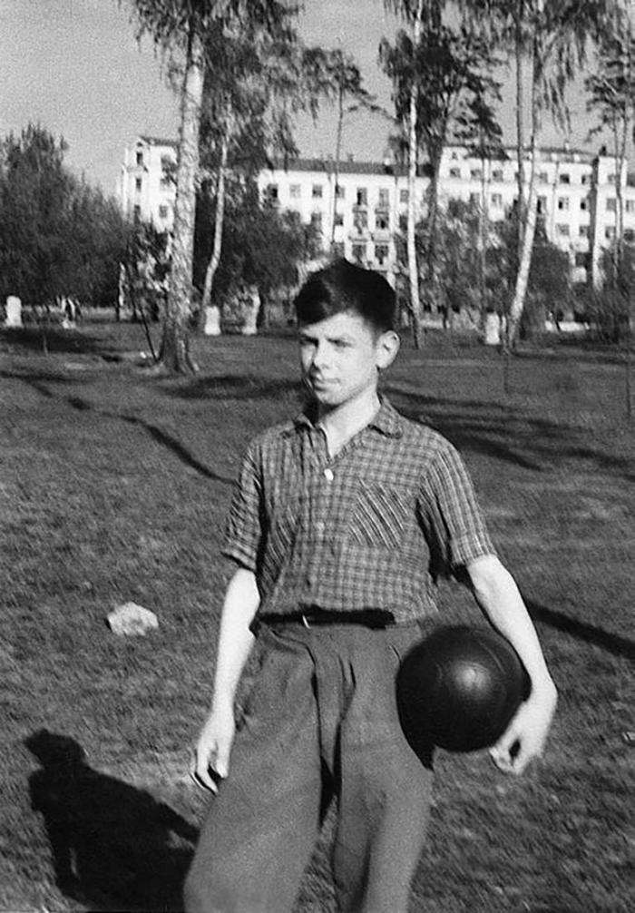 Как большинство мальчишек в СССР Харламов гонял в футбол и хоккей