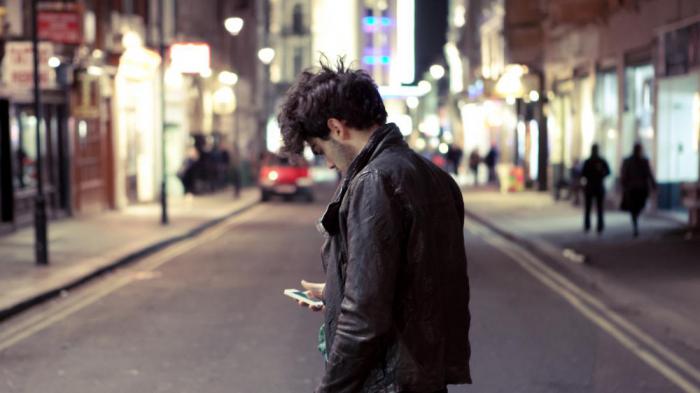 Мужчина на улице в телефоне
