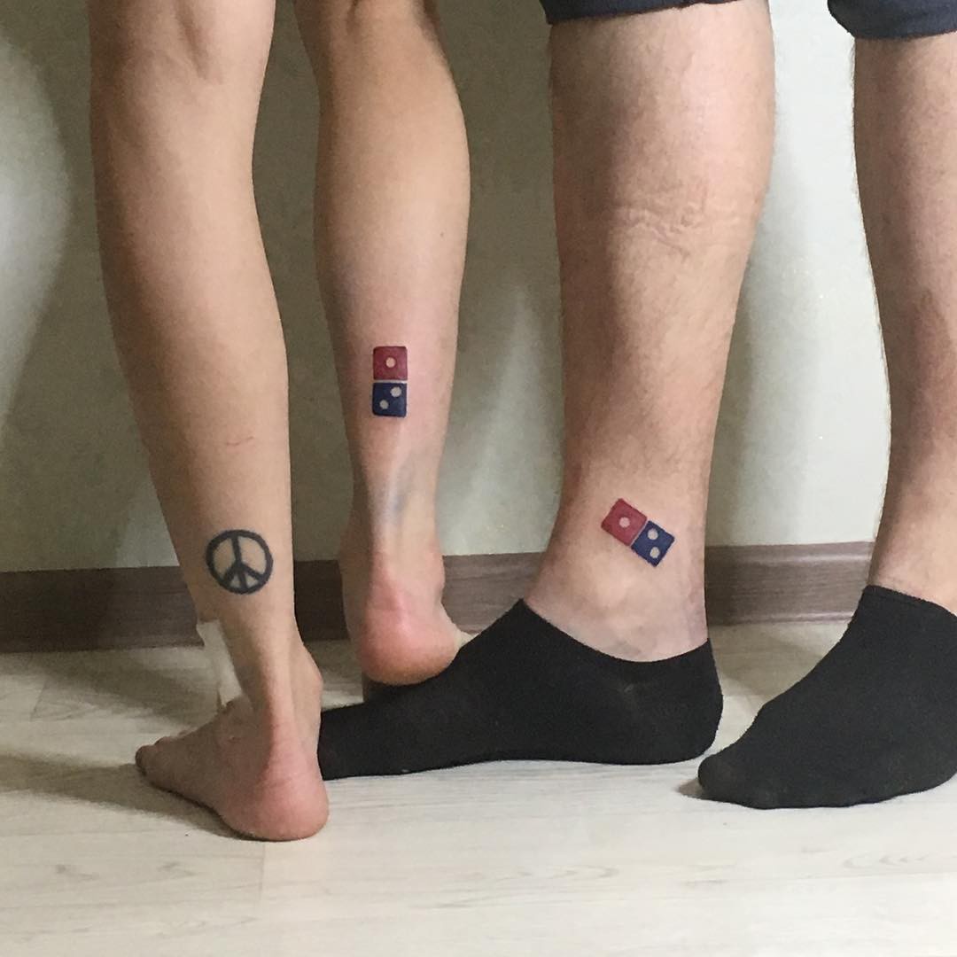 Татуировки с логотипом Доминос пицца