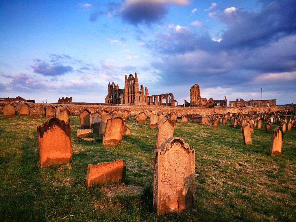 Странные кладбища с не менее странными историями