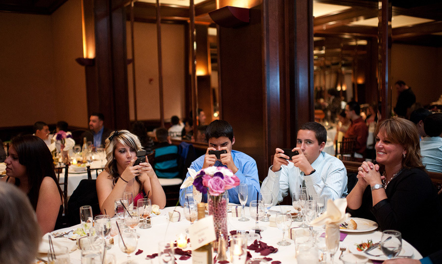 6 причин, по которым стоит запретить смартфоны на своей свадьбе