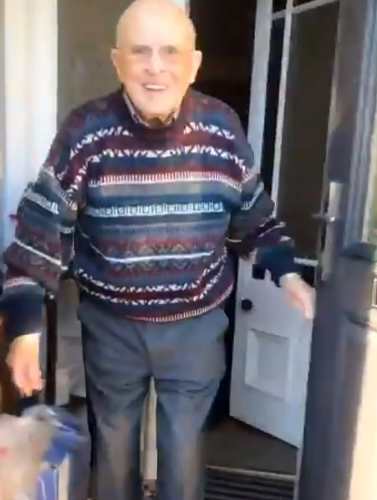 Студентка сделала своего 87-летнего деда звездой Интернета (видео)