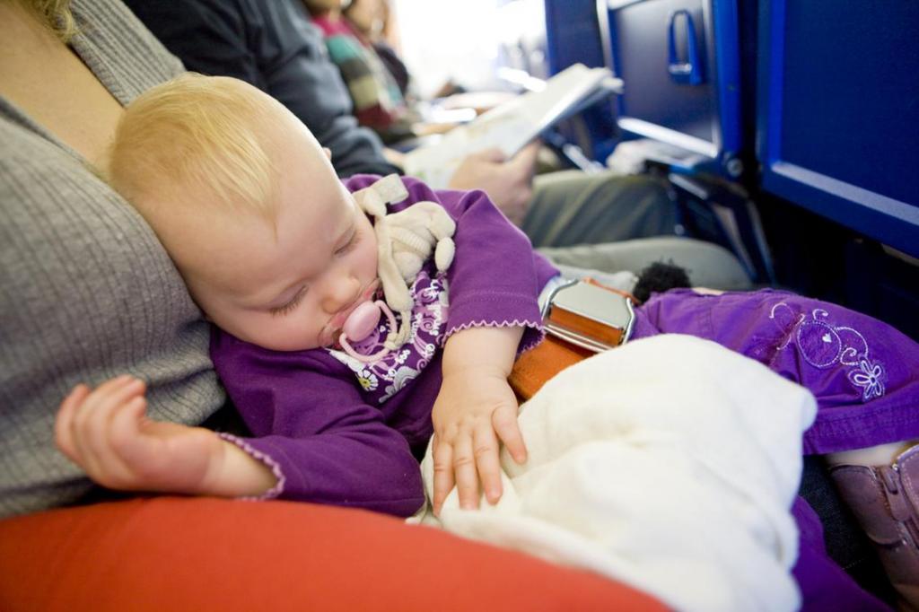 Простой лайфхак, благодаря которому ребенок не будет кричать в самолете