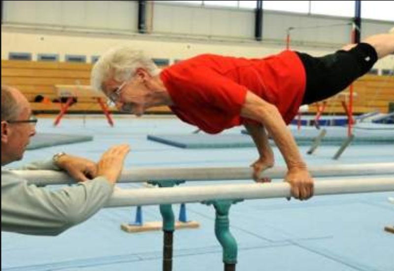 91-летняя женщина, которая начала заниматься гимнастикой в 30, все еще выступает. Видео