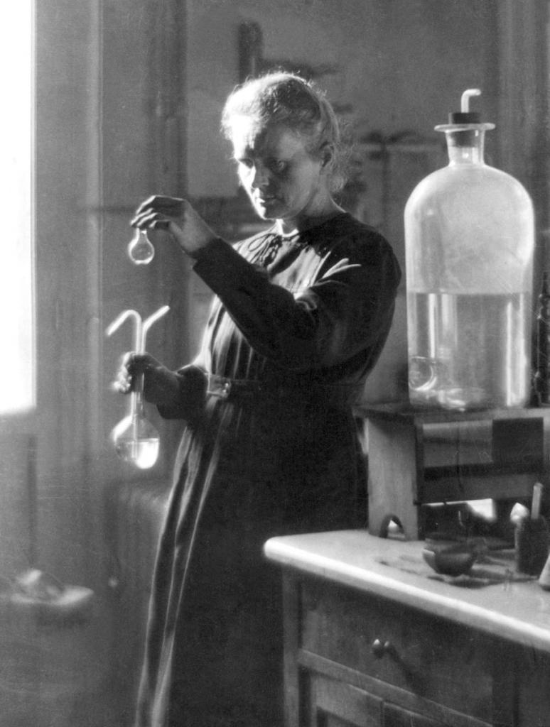 120 лет назад супруги Кюри открыли самое радиоактивное вещество на планете