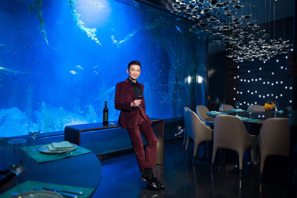 Экскурсия по невероятному подземному отелю в Китае, который построен в карьере