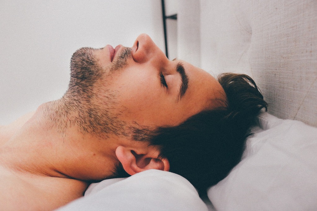 К какому серьезному последствию может привести привычка спать в контактных линзах