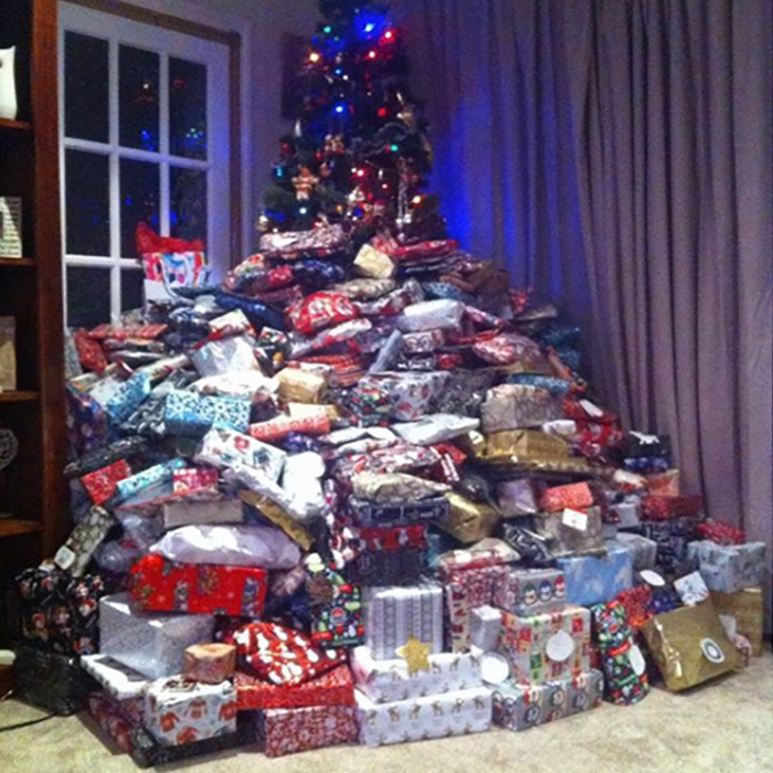 Британка каждый год покупает на Рождество столько подарков, что из-за них почти не видно елки