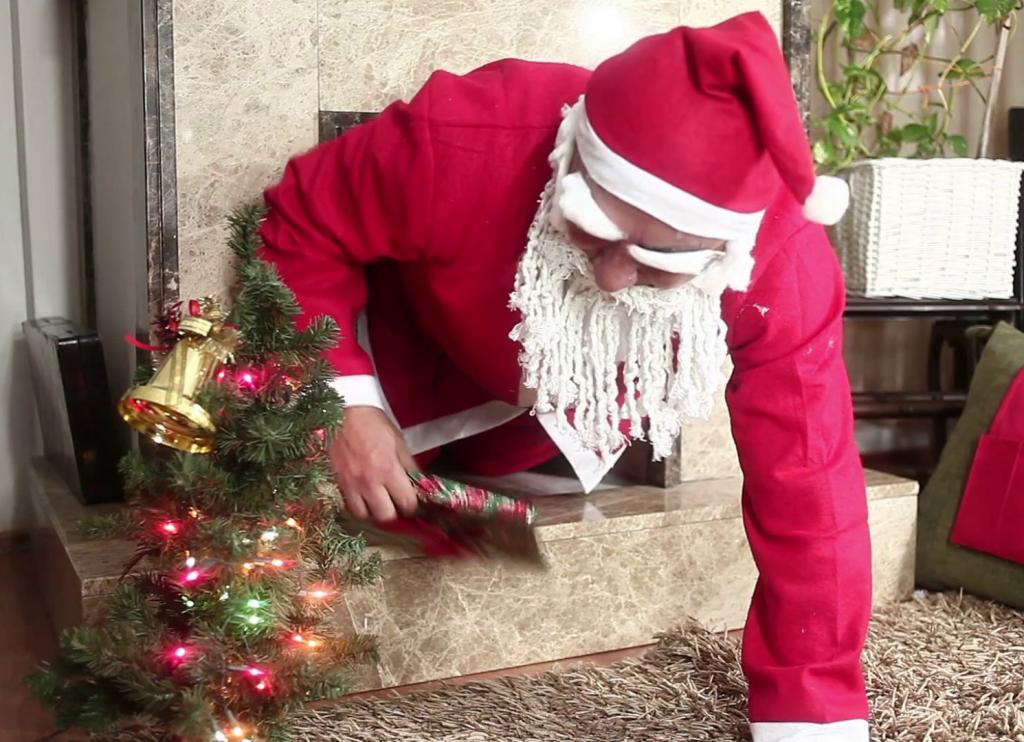 Почему Санта-Клаус спускается по трубе?